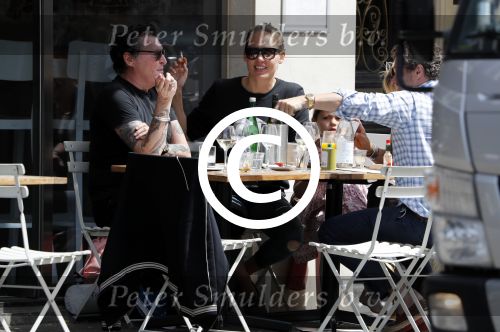 Amsterdam 15 juli 2016
Barry en Sandra Hay op terras met vrienden waaronder Ruben Nicolai en Regina Romeijn.
