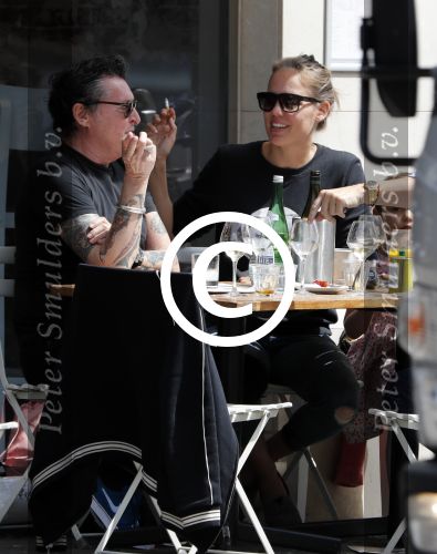 Amsterdam 15 juli 2016
Barry en Sandra Hay op terras met vrienden waaronder Ruben Nicolai en Regina Romeijn.