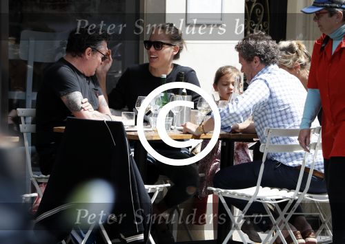 Amsterdam 15 juli 2016
Barry en Sandra Hay op terras met vrienden waaronder Ruben Nicolai en Regina Romeijn.