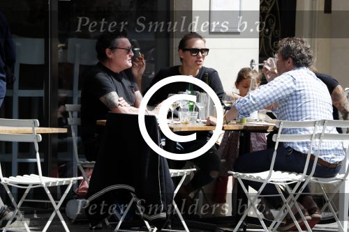 Amsterdam 15 juli 2016
Barry en Sandra Hay op terras met vrienden waaronder Ruben Nicolai en Regina Romeijn.