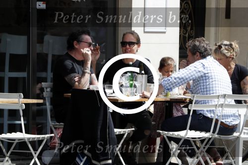 Amsterdam 15 juli 2016
Barry en Sandra Hay op terras met vrienden waaronder Ruben Nicolai en Regina Romeijn.