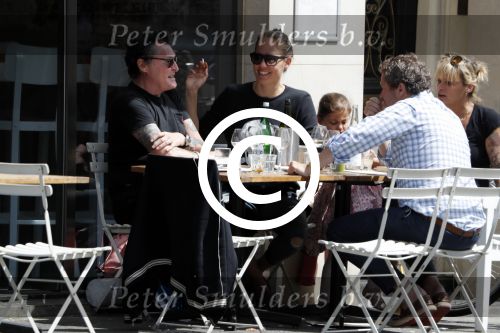 Amsterdam 15 juli 2016
Barry en Sandra Hay op terras met vrienden waaronder Ruben Nicolai en Regina Romeijn.