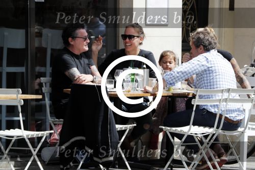 Amsterdam 15 juli 2016
Barry en Sandra Hay op terras met vrienden waaronder Ruben Nicolai en Regina Romeijn.