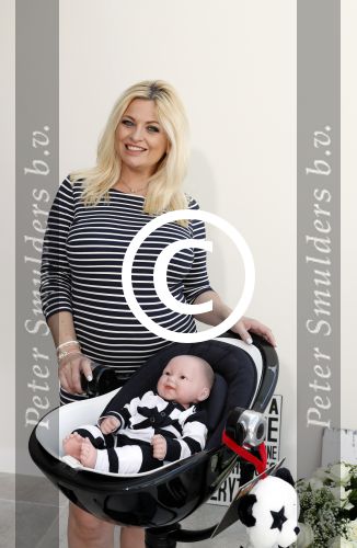 Wateringen 19 juli 2016 
Bobbi Eden ( zwanger ) met haar man Mark Laurenz in hun babykamer.