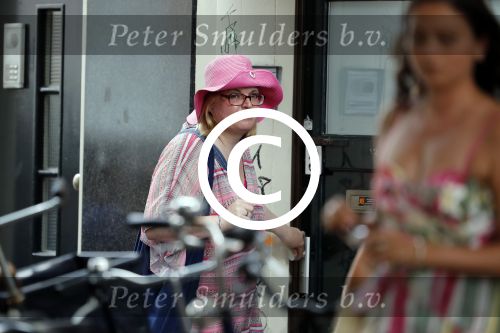 Amsterdam 23 juli 2016 
Carice v Houten krijgt bezoek aan huis