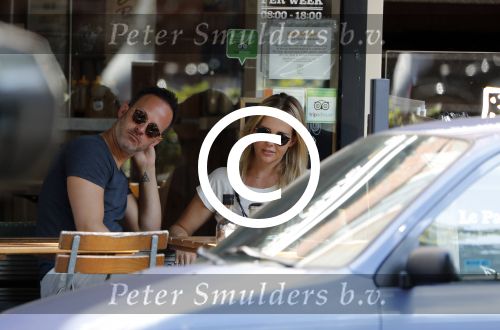 Amsterdam 21 juli 2016
Chantal Janzen met een vriend op etrras.