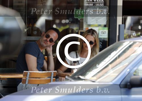 Amsterdam 21 juli 2016
Chantal Janzen met een vriend op etrras.