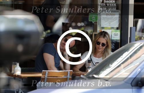 Amsterdam 21 juli 2016
Chantal Janzen met een vriend op etrras.