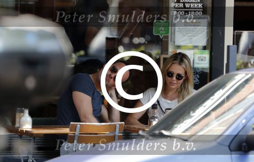 Amsterdam 21 juli 2016
Chantal Janzen met een vriend op etrras.