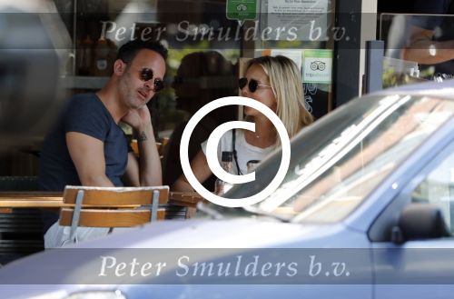 Amsterdam 21 juli 2016
Chantal Janzen met een vriend op etrras.
