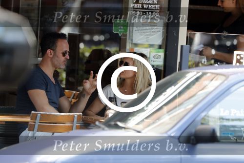 Amsterdam 21 juli 2016
Chantal Janzen met een vriend op etrras.