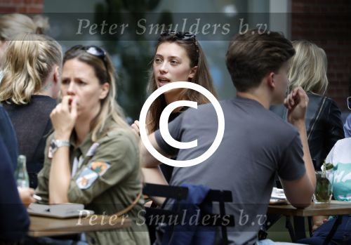 Amsterdam 12 juli 2016 
Chelsey Weimar op terras in Amsterdam zuid.