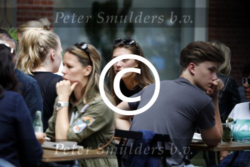 Amsterdam 12 juli 2016 
Chelsey Weimar op terras in Amsterdam zuid.