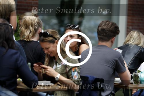 Amsterdam 12 juli 2016 
Chelsey Weimar op terras in Amsterdam zuid.