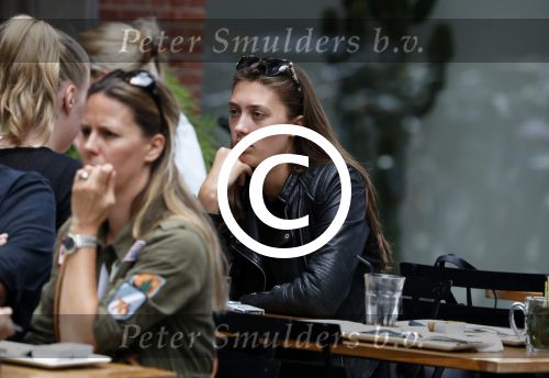 Amsterdam 12 juli 2016 
Chelsey Weimar op terras in Amsterdam zuid.
