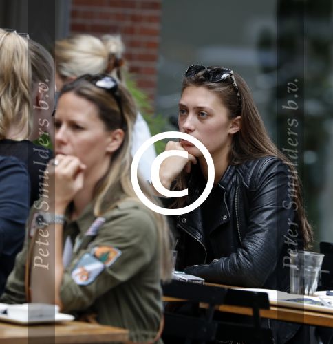Amsterdam 12 juli 2016 
Chelsey Weimar op terras in Amsterdam zuid.