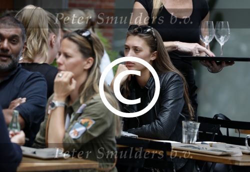 Amsterdam 12 juli 2016 
Chelsey Weimar op terras in Amsterdam zuid.