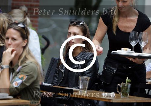 Amsterdam 12 juli 2016 
Chelsey Weimar op terras in Amsterdam zuid.