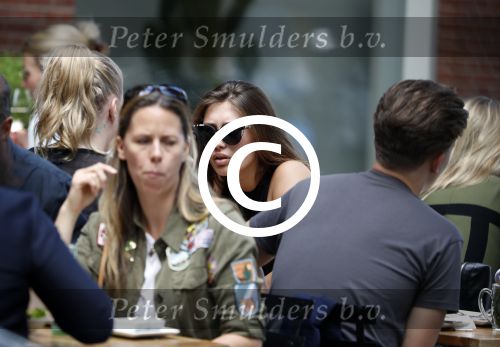 Amsterdam 12 juli 2016 
Chelsey Weimar op terras in Amsterdam zuid.
