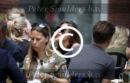 Amsterdam 12 juli 2016 
Chelsey Weimar op terras in Amsterdam zuid.