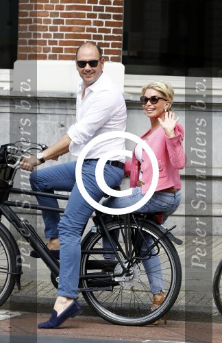 Amsterdam 7 juli 2016 
Connie Witteman met haar vriend Eugene v Dun op de fiets in Amsterdam.