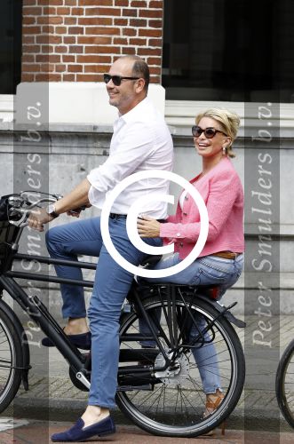 Amsterdam 7 juli 2016 
Connie Witteman met haar vriend Eugene v Dun op de fiets in Amsterdam.