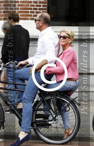 Amsterdam 7 juli 2016 
Connie Witteman met haar vriend Eugene v Dun op de fiets in Amsterdam.