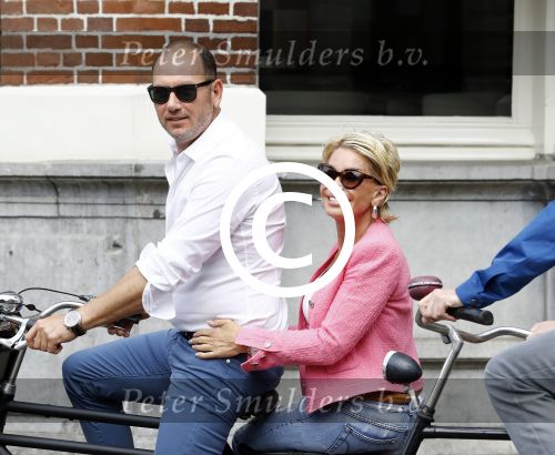 Amsterdam 7 juli 2016 
Connie Witteman met haar vriend Eugene v Dun op de fiets in Amsterdam.