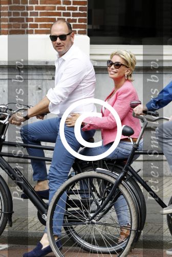 Amsterdam 7 juli 2016 
Connie Witteman met haar vriend Eugene v Dun op de fiets in Amsterdam.