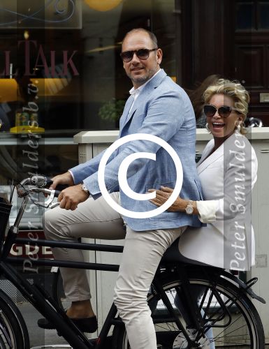 Amsterdam 12 juli 2016
Connie Witteman en Eugene v Dun zijn in ondertrouw gegaan en fietsen naar huis.
