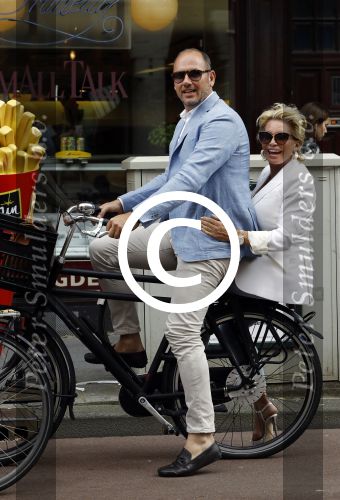 Amsterdam 12 juli 2016
Connie Witteman en Eugene v Dun zijn in ondertrouw gegaan en fietsen naar huis.