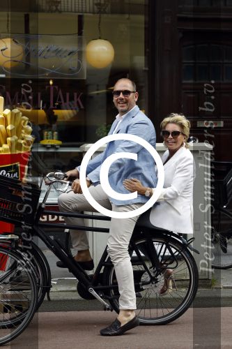 Amsterdam 12 juli 2016
Connie Witteman en Eugene v Dun zijn in ondertrouw gegaan en fietsen naar huis.