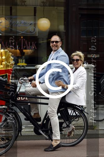 Amsterdam 12 juli 2016
Connie Witteman en Eugene v Dun zijn in ondertrouw gegaan en fietsen naar huis.