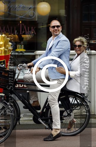 Amsterdam 12 juli 2016
Connie Witteman en Eugene v Dun zijn in ondertrouw gegaan en fietsen naar huis.