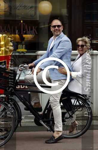 Amsterdam 12 juli 2016
Connie Witteman en Eugene v Dun zijn in ondertrouw gegaan en fietsen naar huis.