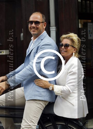 Amsterdam 12 juli 2016
Connie Witteman en Eugene v Dun zijn in ondertrouw gegaan en fietsen naar huis.
