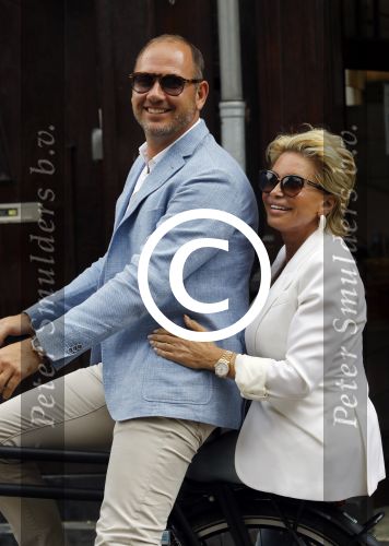 Amsterdam 12 juli 2016
Connie Witteman en Eugene v Dun zijn in ondertrouw gegaan en fietsen naar huis.