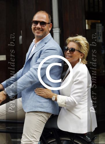 Amsterdam 12 juli 2016
Connie Witteman en Eugene v Dun zijn in ondertrouw gegaan en fietsen naar huis.