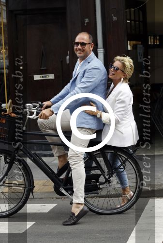 Amsterdam 12 juli 2016
Connie Witteman en Eugene v Dun zijn in ondertrouw gegaan en fietsen naar huis.