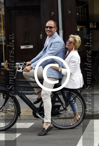 Amsterdam 12 juli 2016
Connie Witteman en Eugene v Dun zijn in ondertrouw gegaan en fietsen naar huis.