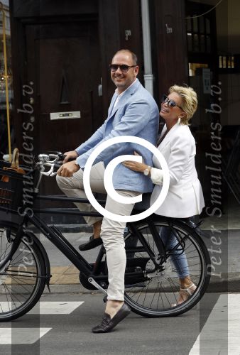 Amsterdam 12 juli 2016
Connie Witteman en Eugene v Dun zijn in ondertrouw gegaan en fietsen naar huis.