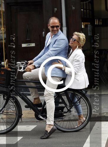 Amsterdam 12 juli 2016
Connie Witteman en Eugene v Dun zijn in ondertrouw gegaan en fietsen naar huis.