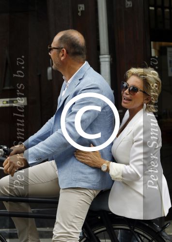 Amsterdam 12 juli 2016
Connie Witteman en Eugene v Dun zijn in ondertrouw gegaan en fietsen naar huis.