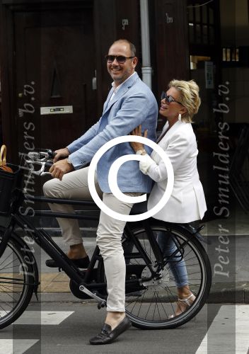 Amsterdam 12 juli 2016
Connie Witteman en Eugene v Dun zijn in ondertrouw gegaan en fietsen naar huis.