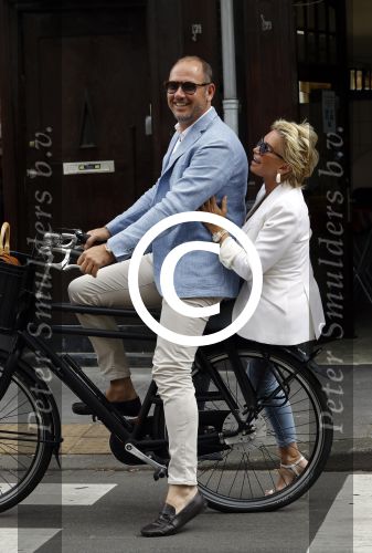 Amsterdam 12 juli 2016
Connie Witteman en Eugene v Dun zijn in ondertrouw gegaan en fietsen naar huis.