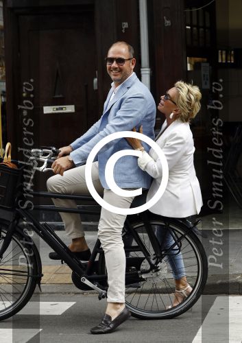 Amsterdam 12 juli 2016
Connie Witteman en Eugene v Dun zijn in ondertrouw gegaan en fietsen naar huis.