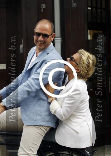 Amsterdam 12 juli 2016
Connie Witteman en Eugene v Dun zijn in ondertrouw gegaan en fietsen naar huis.