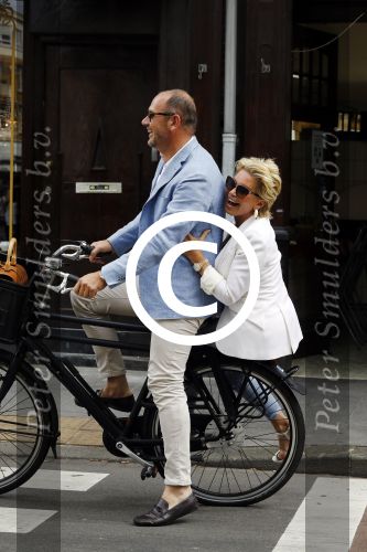 Amsterdam 12 juli 2016
Connie Witteman en Eugene v Dun zijn in ondertrouw gegaan en fietsen naar huis.