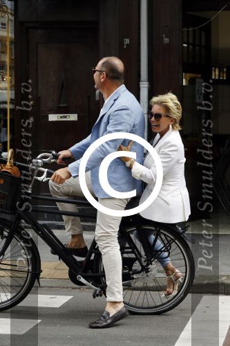 Amsterdam 12 juli 2016
Connie Witteman en Eugene v Dun zijn in ondertrouw gegaan en fietsen naar huis.