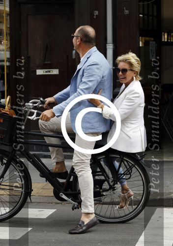 Amsterdam 12 juli 2016
Connie Witteman en Eugene v Dun zijn in ondertrouw gegaan en fietsen naar huis.